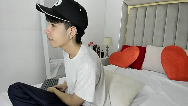 julian xx online show from February 7, 2026, 7:39 pm