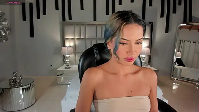 KayraLanne online show from March 19, 2026, 3:43 am