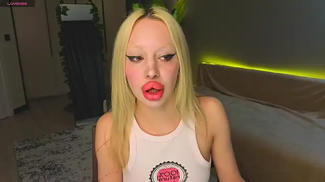 Luna Beverly online show from April 26, 2026, 8:28 pm