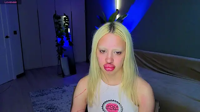 Luna Beverly online show from June 14, 2026, 2:24 am