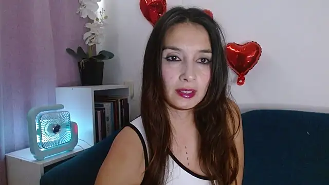 Almaglow  online show from February 26, 2026, 6:40 pm