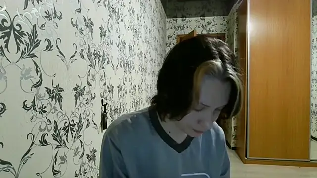 LxayBloom online show from April 28, 2026, 2:27 am