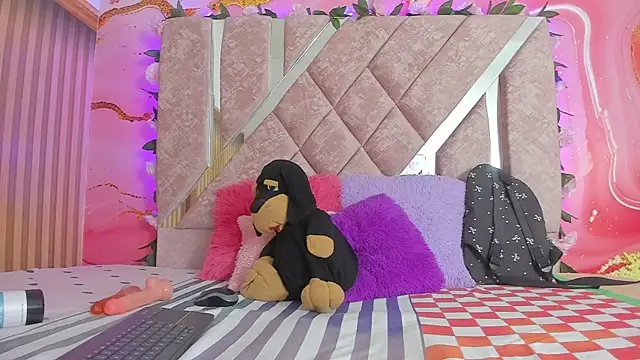 emily velvet   online show from April 27, 2026, 6:06 pm