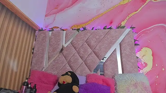 emily velvet   online show from August 5, 2026, 6:22 pm