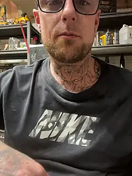 WIDBIGWHITECOCK online show from March 4, 2026, 9:59 am