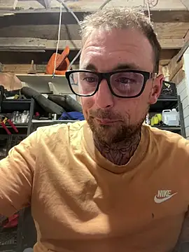 WIDBIGWHITECOCK online show from May 11, 2026, 2:39 am