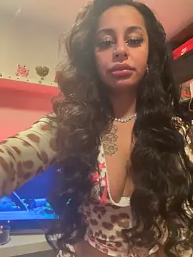 Snapshot of sweetxlayla chatting on March 6, 2026, 2:02 pm sweetxlayla online show from March 6, 2026, 2:02 pm