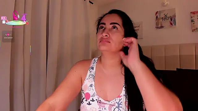 Snapshot of KiimDesire chatting on April 1, 2026, 3:18 am KiimDesire online show from April 1, 2026, 3:18 am