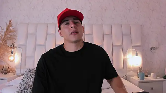 Snapshot of MassimoCo_ chatting on March 10, 2026, 11:43 pm MassimoCo online show from March 10, 2026, 11:43 pm