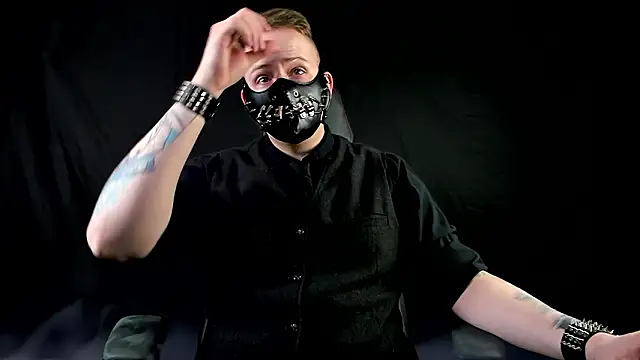 Snapshot of NoirWarden chatting on February 4, 2026, 4:02 pm NoirWarden online show from February 4, 2026, 4:02 pm