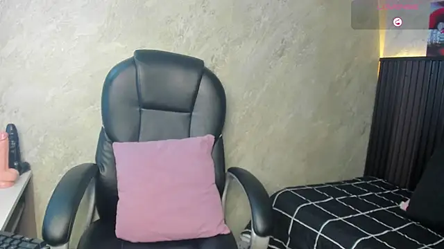 Snapshot of tanisha__lux chatting on March 4, 2026, 10:16 pm tanisha lux online show from March 4, 2026, 10:16 pm