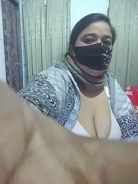 Snapshot of momo_loves chatting on February 8, 2026, 10:35 pm momo loves online show from February 8, 2026, 10:35 pm