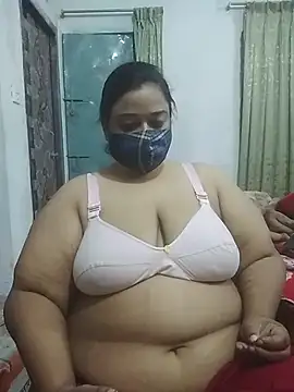 Snapshot of momo_loves chatting on February 23, 2026, 5:32 pm momo loves online show from February 23, 2026, 5:32 pm