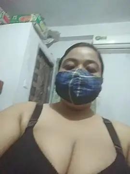 Snapshot of momo_loves chatting on March 5, 2026, 6:04 pm momo loves online show from March 5, 2026, 6:04 pm