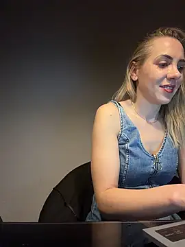 ElenaWhitmore online show from May 1, 2026, 9:41 pm