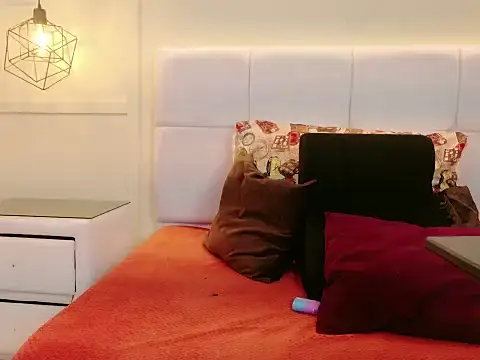 EvelynMoore   online show from February 6, 2026, 7:39 pm