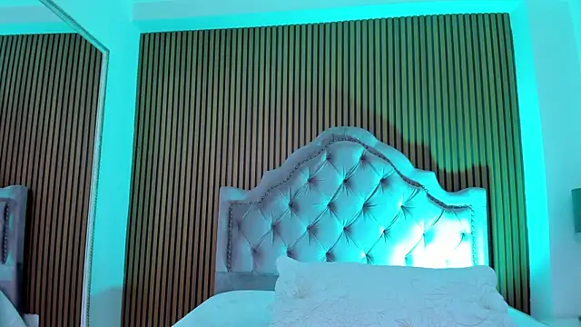 Violett hott  online show from January 16, 2026, 1:26 pm