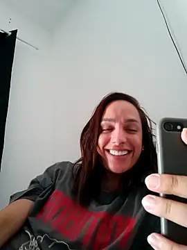 ofjuliaa online show from May 3, 2026, 7:31 pm