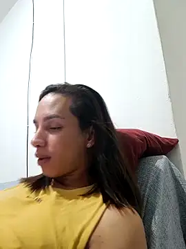 ofjuliaa online show from May 6, 2026, 2:40 am