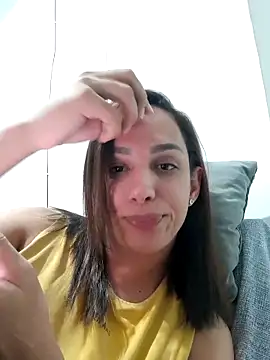 ofjuliaa online show from May 7, 2026, 3:34 am