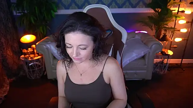 Dafni Monn online show from June 18, 2026, 5:51 am