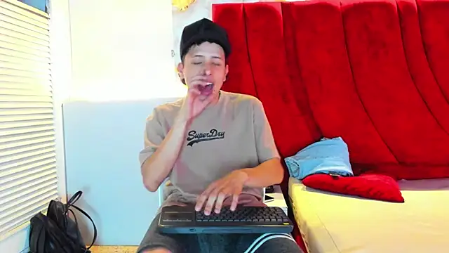 ESTEBAN 2102 online show from January 17, 2026, 7:39 pm