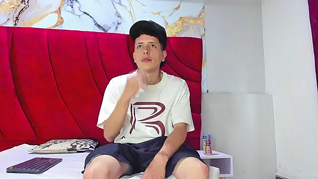 ESTEBAN 2102 online show from February 4, 2026, 7:31 pm