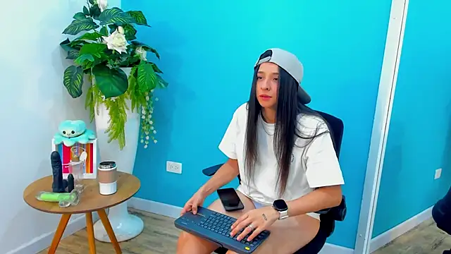 ViictoriiaSaenz online show from March 2, 2026, 4:47 am