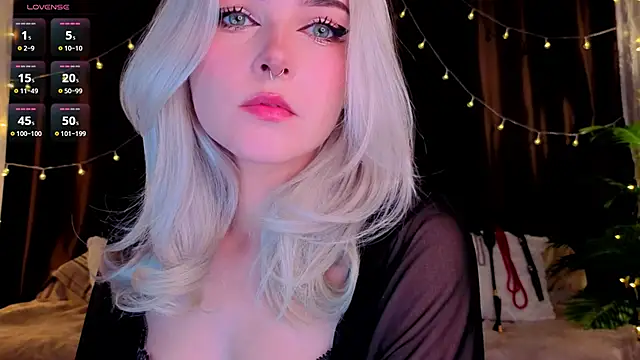 ShyniAlice online show from May 6, 2026, 3:35 am