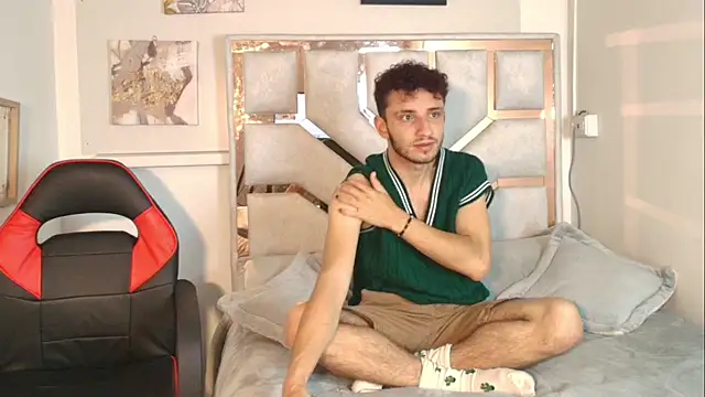 Curlystartt online show from January 17, 2026, 12:32 pm