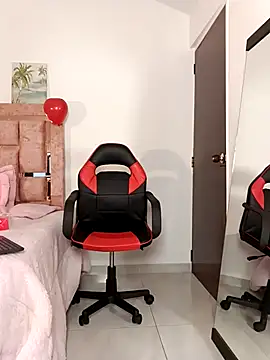 Curlystartt online show from February 4, 2026, 6:36 pm