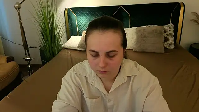 Snapshot of MikaFoxy chatting on April 6, 2026, 5:30 am MikaFoxy online show from April 6, 2026, 5:30 am