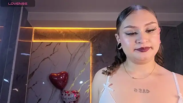 Clhoe b online show from February 11, 2026, 8:25 pm