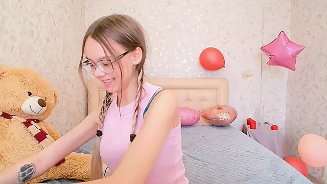 Snapshot of LolliStrawberry chatting on March 13, 2026, 7:04 am LolliStrawberry online show from March 13, 2026, 7:04 am