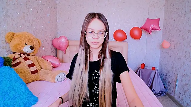 Snapshot of LolliStrawberry chatting on March 21, 2026, 4:06 am LolliStrawberry online show from March 21, 2026, 4:06 am