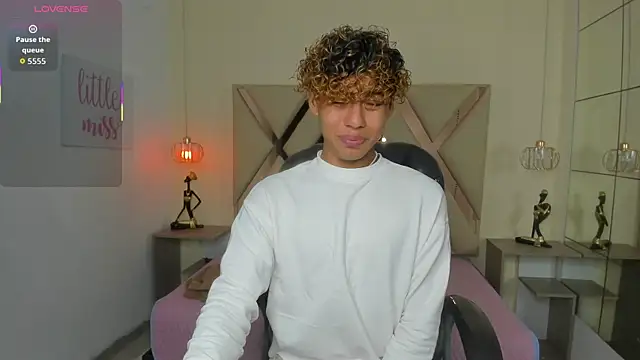 Anyelo Twink online show from May 11, 2026, 4:18 am