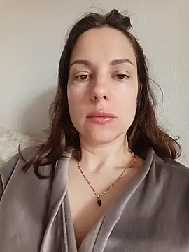 Snapshot of She-Moon chatting on May 18, 2026, 5:35 am She-Moon online show from May 18, 2026, 5:35 am