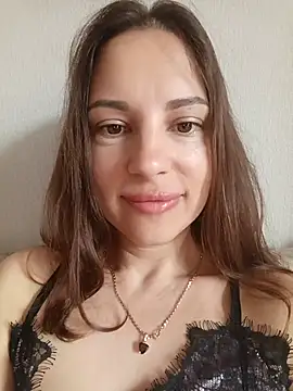 Snapshot of She-Moon chatting on June 4, 2026, 5:46 am She-Moon online show from June 4, 2026, 5:46 am