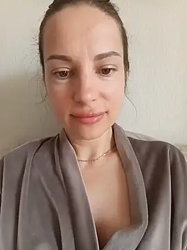 Snapshot of She-Moon chatting on June 17, 2026, 6:49 am She-Moon online show from June 17, 2026, 6:49 am