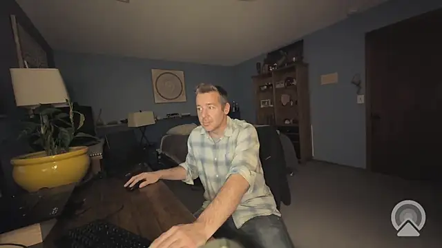 chrisw8140 online show from April 23, 2026, 1:29 am