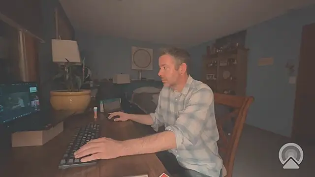chrisw8140 online show from April 28, 2026, 4:06 am