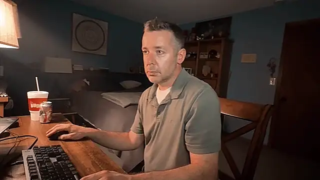 chrisw8140 online show from July 19, 2026, 2:37 am