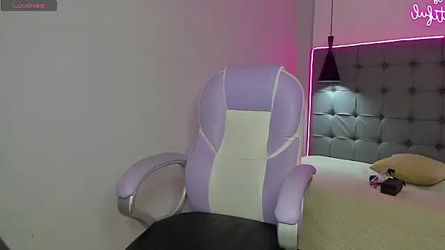 scarletcherry18 online show from February 6, 2026, 3:33 am