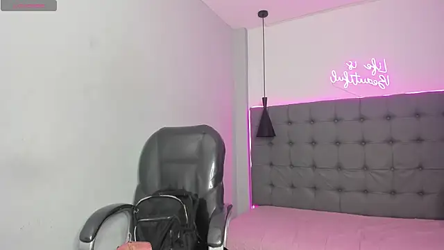 scarletcherry18 online show from July 20, 2026, 3:21 am