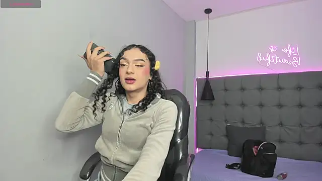 scarletcherry18 online show from July 27, 2026, 3:57 am