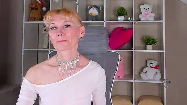 Julie Lucas online show from April 6, 2026, 4:46 am