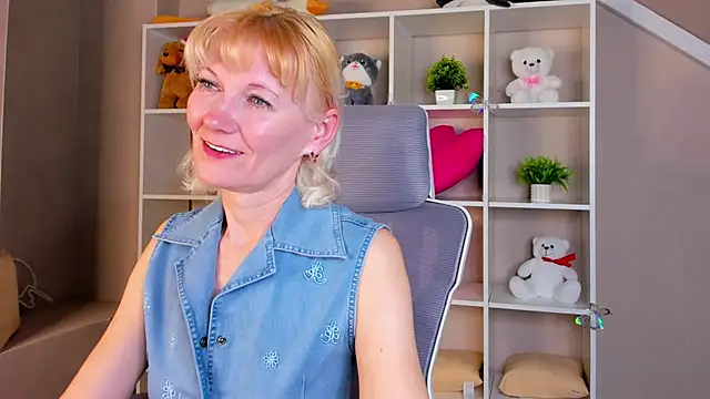 Julie Lucas online show from April 7, 2026, 12:33 am