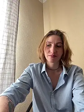 Snapshot of _Crystal_2 chatting on February 4, 2026, 9:04 am Crystal 2 online show from February 4, 2026, 9:04 am