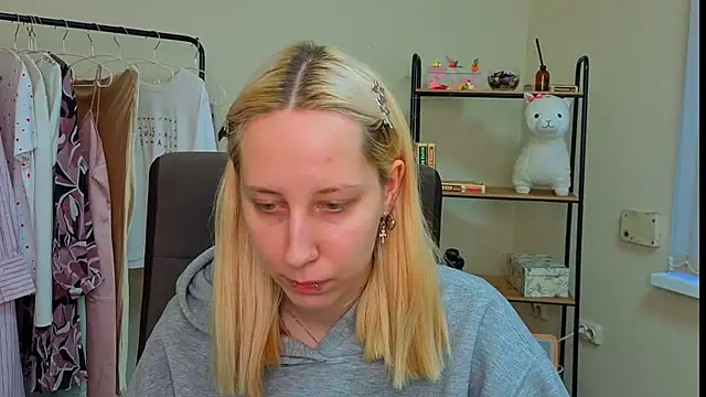 EmilyReyess online show from February 10, 2026, 2:10 pm