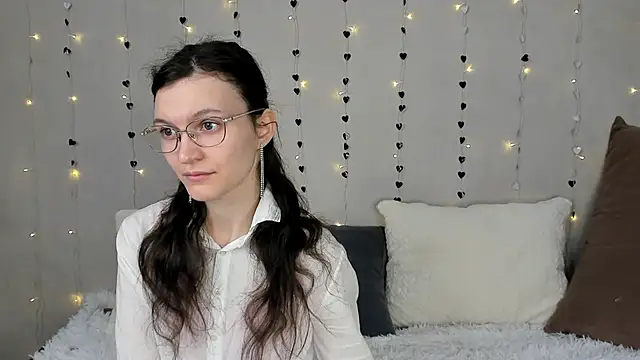 ThoraMarola online show from February 17, 2026, 5:04 am